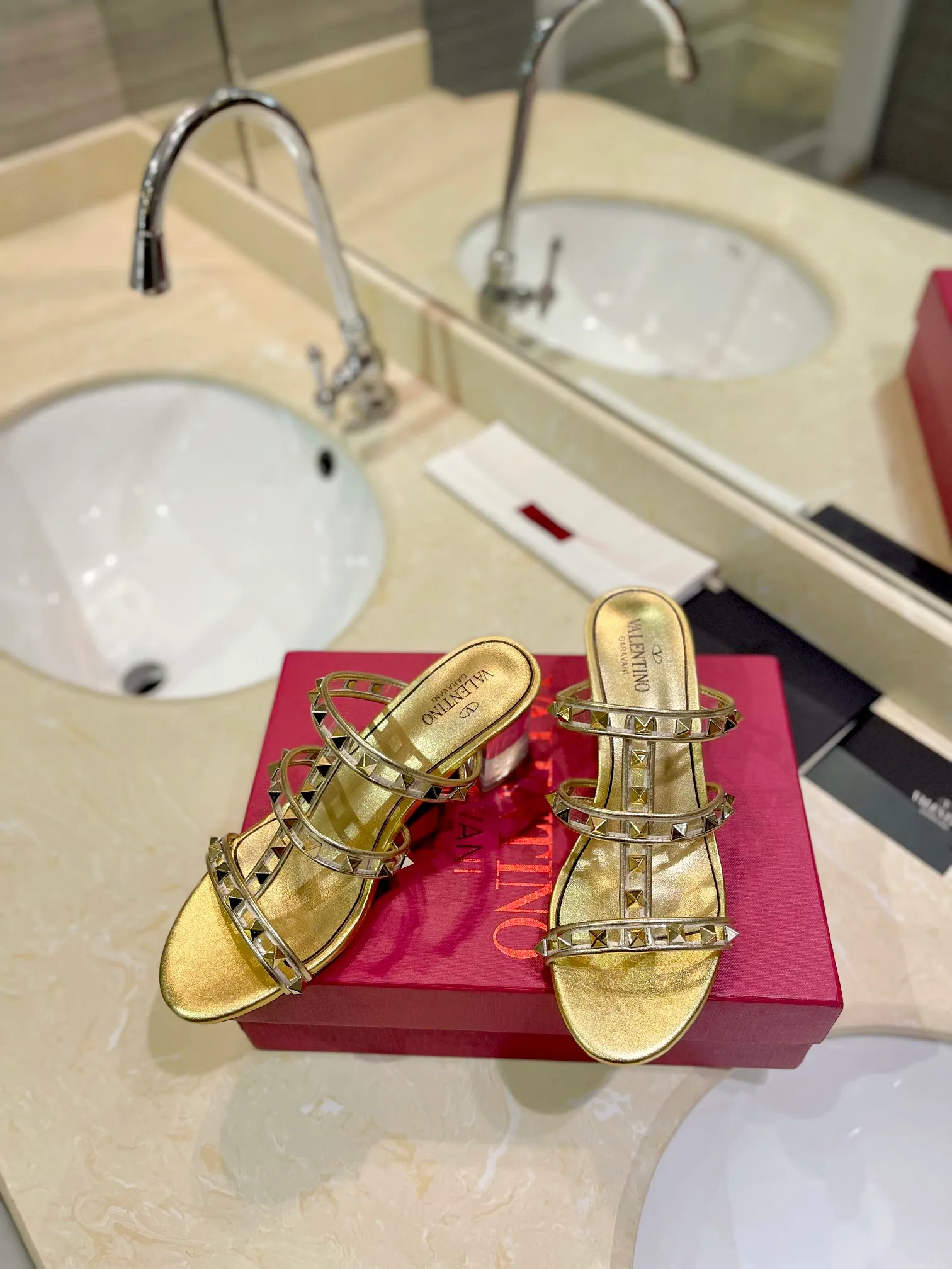 👟👟Ex-factory price 500👟👟 𝑉𝐴𝐿𝐸𝑁𝑇𝐼𝑁𝑂 Valentino ♡ͥ | ²º²⁴💫Purchasing agent level🔍Same color The classic king-shaped slippers with crystal heels are also so beautiful The particularly high-quality hardware brings out a full sense of high-end. After putting it on your feet, you will be stunned and look super slim! The new season lives up to expectations! Worth buying ★Imported cowhide is absolutely high-grade ❥Original method is absolutely sensual ❥Elegant style creates a different feeling🙈 Simple temperament style!  ♡ show bdetails ———————————— ⊿▸: Size｜35-40 (customized at 40.41.42) ⊿▸: Material｜Imported sheepskin + Pvc ⊿▸: Material | Padded sheepskin ⊿▸: Material | Italian🇮🇹 genuine leather outsole ⊿▸: Heel height｜6cm